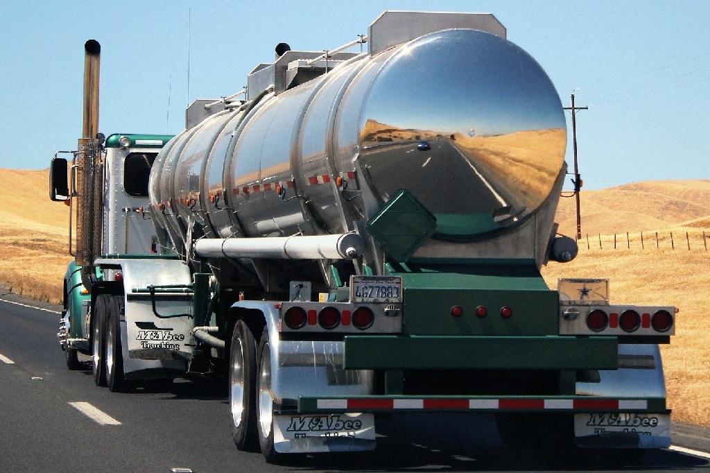 Un camión cisterna cargado de vino utilizado para el tráfico de droga