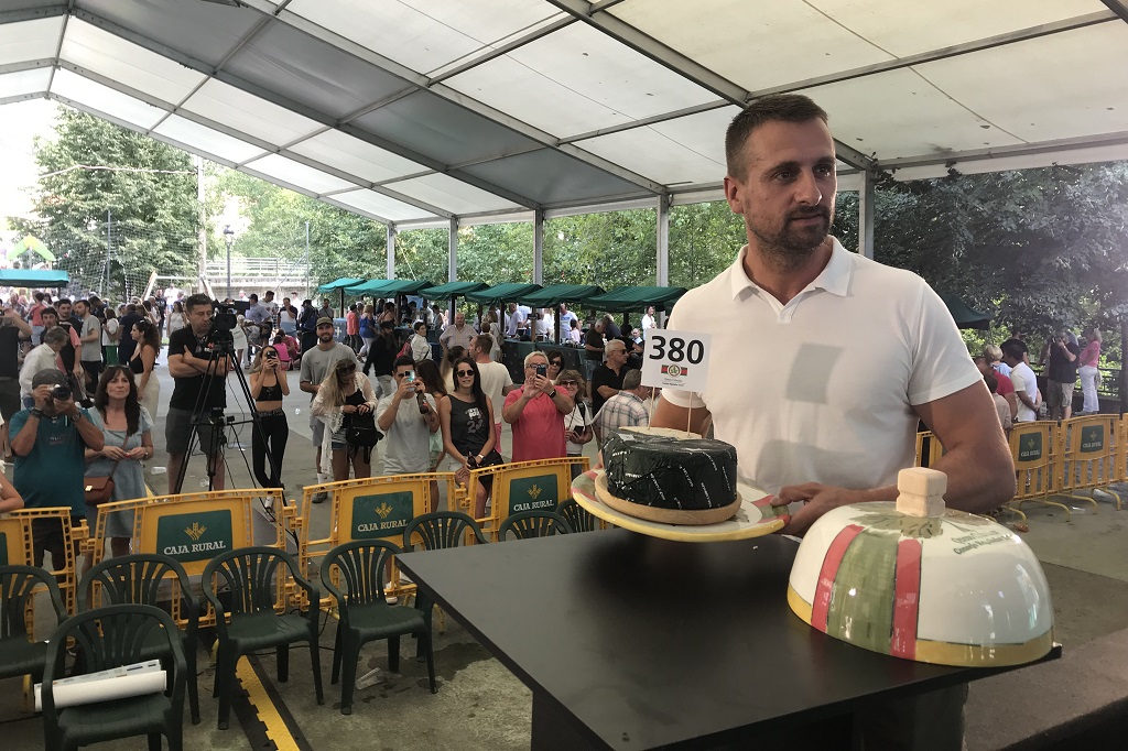 Adjudicada por 17.000 euros la pieza ganadora del Certamen del Queso de Cabrales