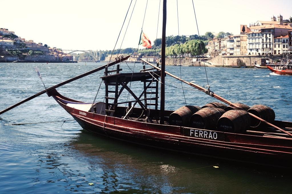 Oferta de trabajo: elevados ingresos y viajes pagados por beber vino durante las vacaciones