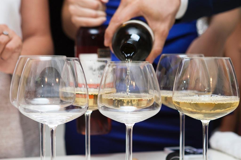 Seis vinos españoles entre los blancos festivos que recomienda Jancis Robinson