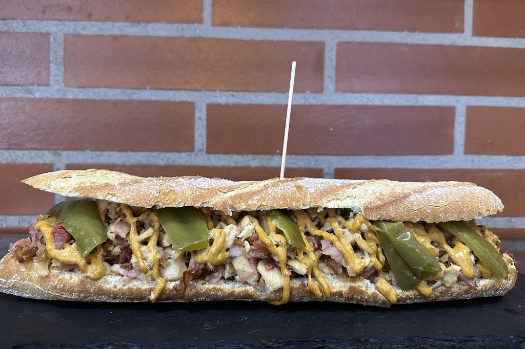 Bacon, pollo y pimiento verde, ingredientes del mejor bocadillo de España