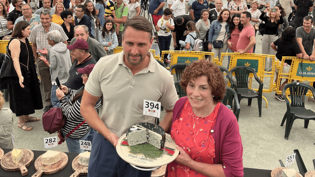 Los 36.000 euros alcanzados en subasta por un queso de Cabrales, nuevo récord Guinness 