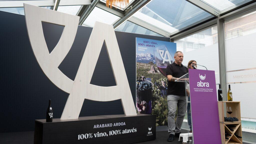El vino alavés “no espera problemas con Rioja” por incluir en las botellas una pegatina 