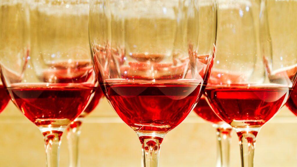 Los tres “rosados oscuros” para acabar el verano que propone Decanter