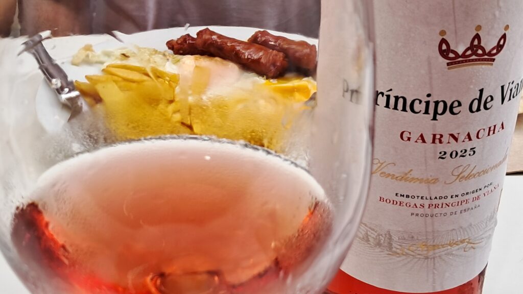 Vino navarro y chistorra sobre fondo blanco y rojo