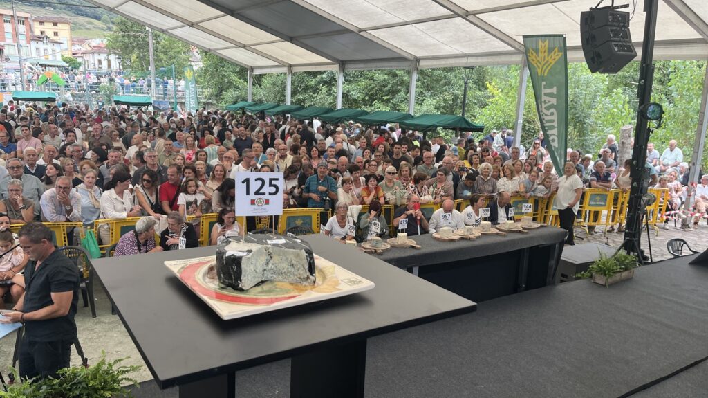 Nuevo récord Guinness: 37.500 euros por un cabrales